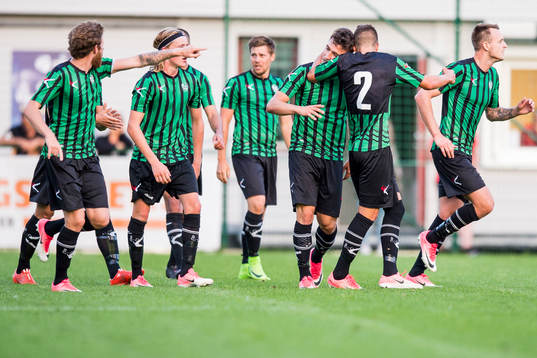 Högaborgs Bleron Zekaj jublar med lagkamrater efter att ha gjort 2-1