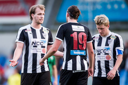 Kågeröds Måns Carlsen i diskussion med Victor Löfstedt