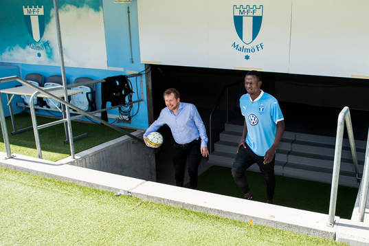 Bonke Innocent och Malmö FFs presschef Peter Åhlander