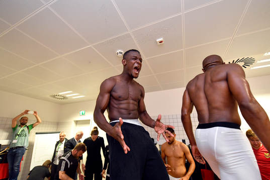 Östersunds Salisu Abdullahi Gero jublar i omklädningsrummet