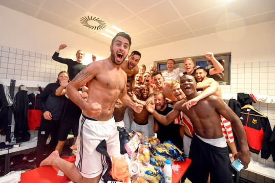 Östersunds Brwa Nouri jublar med lagkamrater i