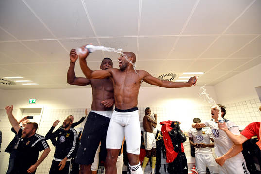 Östersunds Salisu Abdullahi Gero och Fouad Bachirou jublar i omklädningsrummet