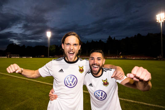 Östersunds målskyttar Tom Pettersson och Gabriel Somi jublar