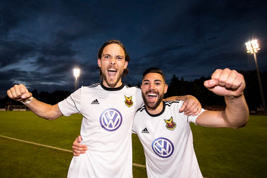 Östersunds målskyttar Tom Pettersson och Gabriel Somi jublar
