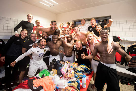 Östersunds spelare och ledare jublar i omklädningsrummet