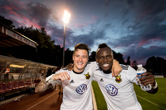 Östersunds Jamie Hopcutt och Samuel Mensiro jublar
