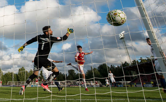 Degerfors Alexander Andersson gör 1-0 bakom Örgrytes