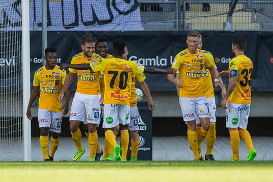 Falkenbergs Johannes Vall jublar ihop med lagkamrater efter kvittering till 1-1