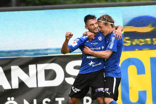 Halmstads Sead Haksabanovic jublar ihop med Höskuldur Gunnlaugsson efter sitt 5-0 mål