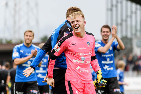 Halmstads målvakt Isak Pettersson jublar