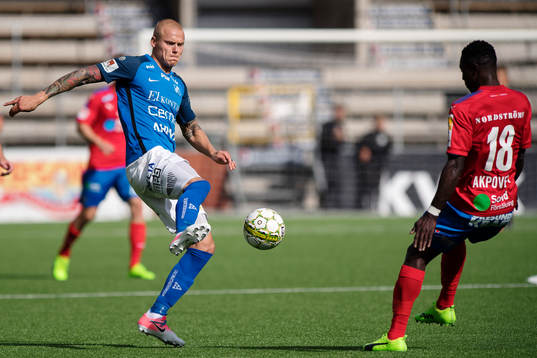 Norrbys Jesper Brandt och Helsingborgs Oke Akpoveta i kamp