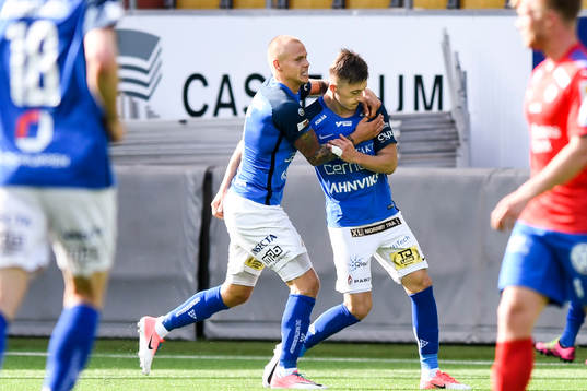 Norrbys Jesper Brandt och Leonard Pllana jublar