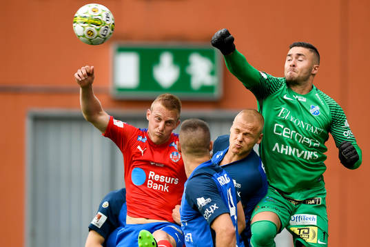 Norrbys målvakt Mergim Krasniqi och Jesper Brandt mot