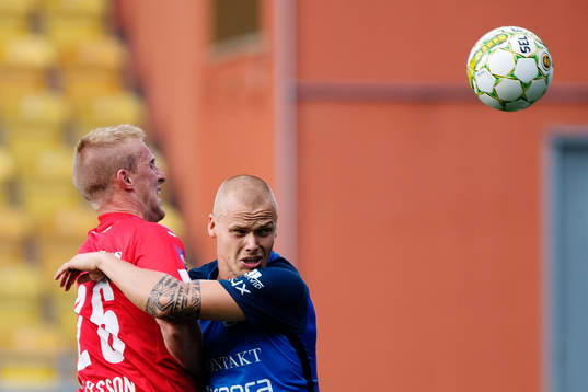 Helsingborgs Peter Larsson i nickduell med Norrbys Jesper
