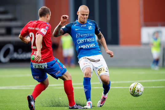 Helsingborgs Carl Wede i kamp om bollen med Norrbys Jesper