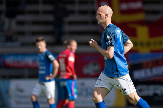 Norrbys Viktor Nilsson blöder från ögonbrynet