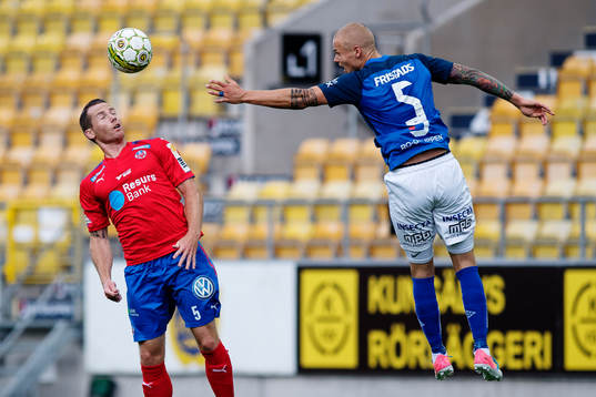 Helsingborgs Johan Persson i nickduell med Norrbys Jesper