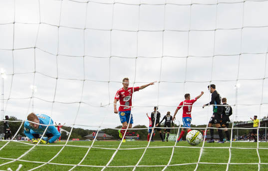 Östers Dragan Kapcevic gör 1-0 bakom Varbergs målvakt