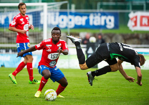 Östers Isaac Shaze i kamp med Varbergs Jakob Olsson