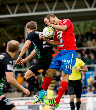 Östers Månz Karlsson i nickduell med Varbergs Joel Palmqvist