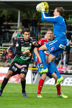 Östers målvakt Robin Malmkvist plockar bollen