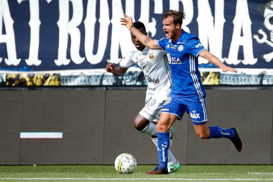 Östersunds Patrik Kpozo och Sundsvalls Marcus Danielson i kamp om bollen
