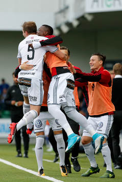 Östersunds Darijan Bojanic jublar med avbytarna efter att han gjort 0-1-målet