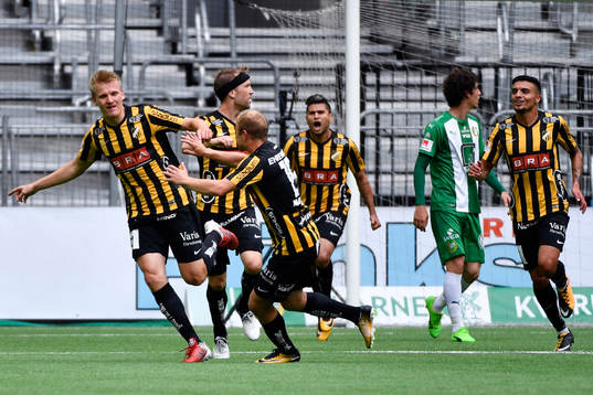 Häckens Juhani Ojala gör 0-1-målet och jublar med Kari Arkivuo