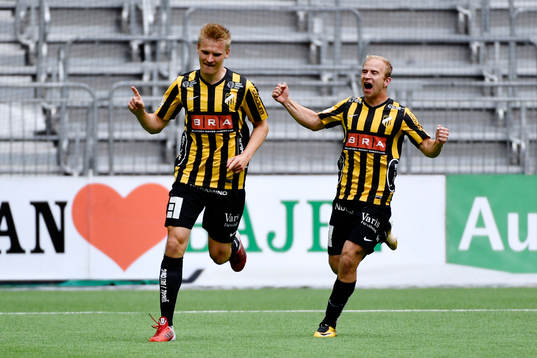 Häckens Juhani Ojala gör 0-1-målet och jublar med Kari Arkivuo