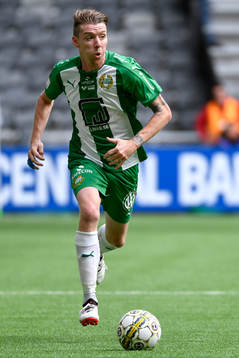 Hammarbys Birkir Már Saevarsson driver bollen framåt