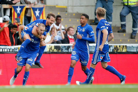 Sundsvalls Marcus Danielson jublar med lagkamrater efter att han gjort 1-1-målet