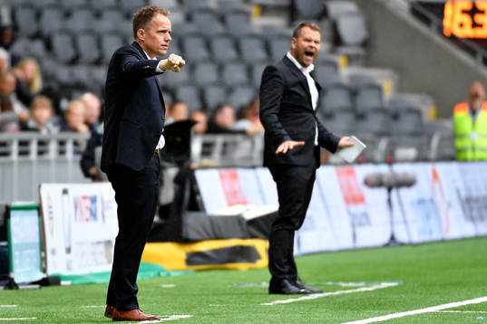 Hammarbys tränare Jakob Michelsen gestikulerar