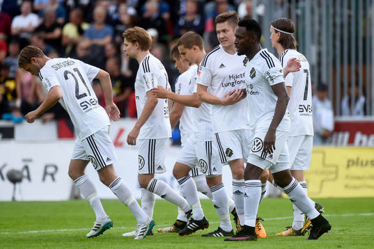 s Chinedu Ogbuke Obasijublar med lagkamrater