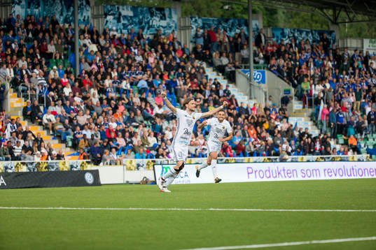 Östersunds Tom Pettersson jublar efter 1-1 målet