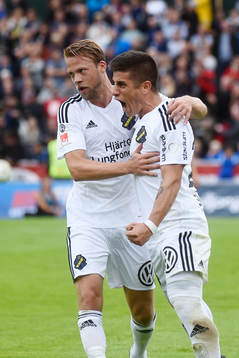 s Daniel Sundgren och Nicolas Marcelo Stefanelli jublar