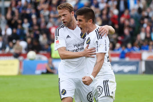 s Daniel Sundgren och Nicolas Marcelo Stefanelli jublar