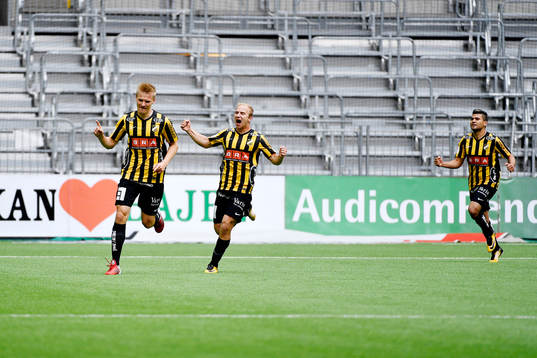 Häckens Juhani Ojala jublar med Kari Arkivuo efter att han gjort 0-1-målet