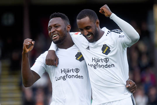 s Chinedu Ogbuke Obasi jublar med Henok Goitom som gjort