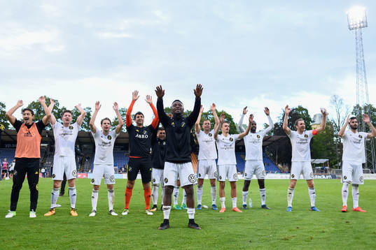 s Chinedu Ogbuke Obasi jublar med lagkamrater