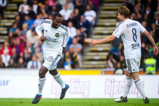 s Henok Goitom och Johan Blomberg jublar