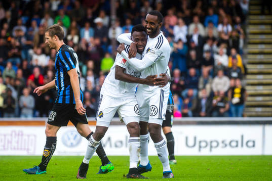 s Henok Goitom och Chinedu Ogbuke Obasi jublar