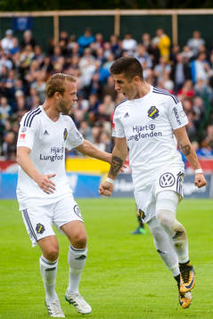 s Daniel Sundgren och Nicolas Marcelo Stefanelli jublar