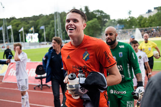 s målvakt Oscar Linnér före fotbollsmatchen i