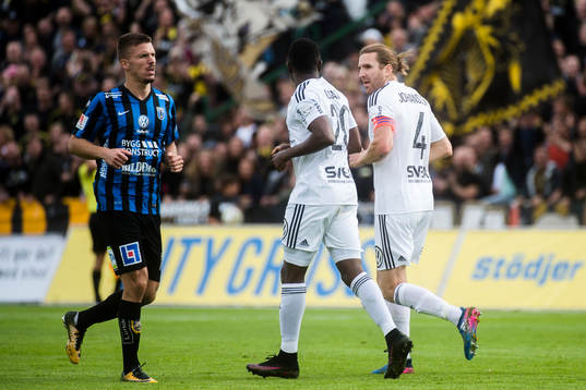 s Chinedu Ogbuke Obasi och Nils-Eric Johansson jublar