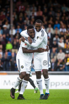 s Chinedu Ogbuke Obasi och Henok Goitom jublar