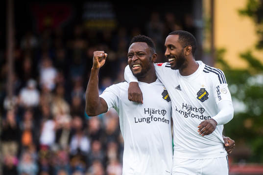 s Chinedu Ogbuke Obasi och Henok Goitom jublar