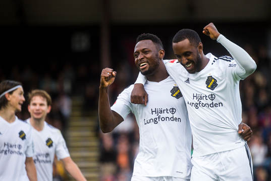 s Chinedu Ogbuke Obasi och Henok Goitom jublar