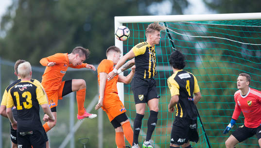 IFK Hässleholms Philip Wikström och Adam Larsson i matchen i division 2 mellan Torn och IFK Hässleholm i Stångby 6 augusti 2017.  