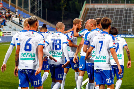 Norrköpings Sebastian Andersson jublar med lagkamrater