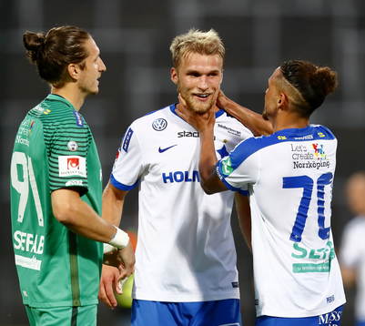 Norrköpings Sebastian Andersson mellan målvakt David